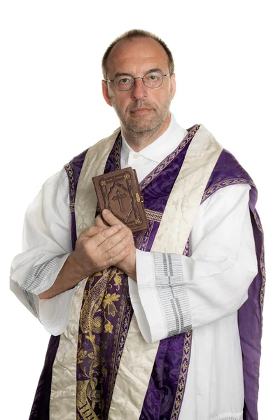 Sacerdote católico com bíblia na igreja — Fotografia de Stock