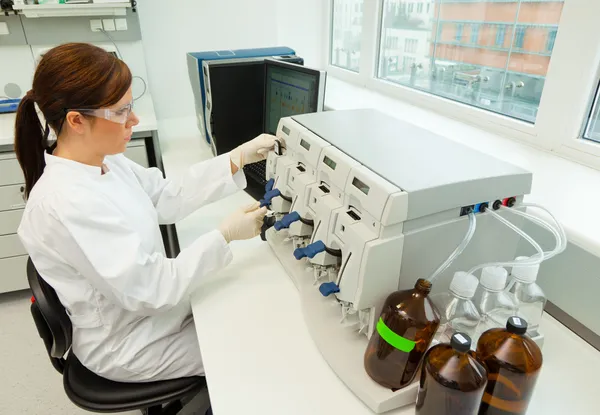 Women in research work in research laboratories — Stock Photo, Image