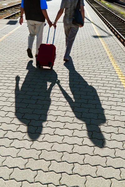 Régi idős házaspár a vasútállomáson — Stock Fotó