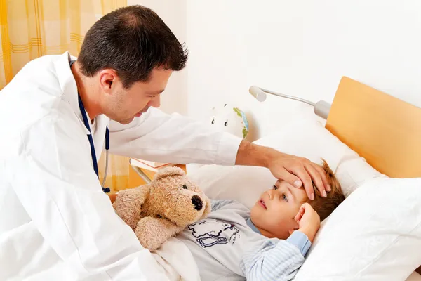 Hausarztbesuch. untersucht krankes Kind. — Stockfoto