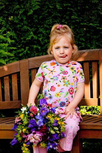 Dziecko z bukietem kwiatów. prezent dla matki — Zdjęcie stockowe