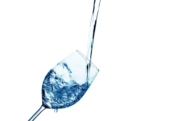 L'eau est remplie dans un verre d'eau — Photo