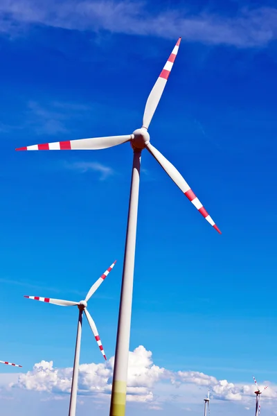 Turbinas eólicas de uma central eólica para electricidade — Fotografia de Stock