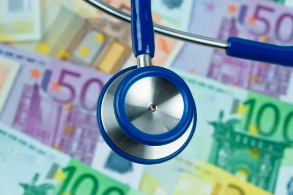 Vele euro-bankbiljetten met een stethoscoop. kosten contrueces — Stockfoto