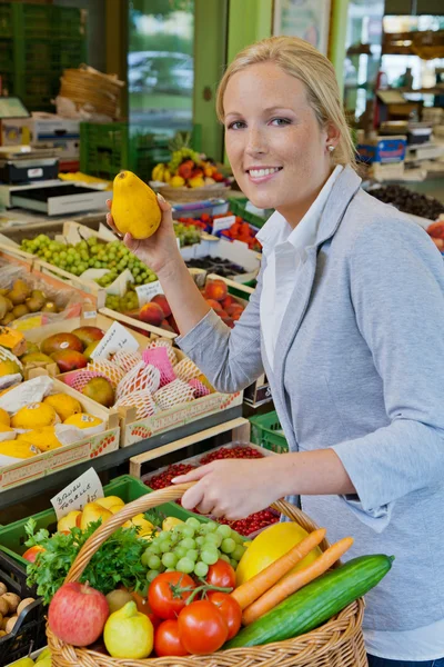 Donna al mercato della frutta con carrello della spesa — Foto Stock