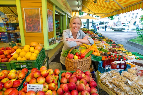 Alışveriş sepeti ile meyve pazarı kadına — Stok fotoğraf