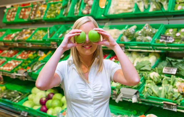 Vrouw in de aankoop van groenten en fruit — Stockfoto