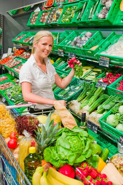 Kvinna i inköp av frukt och grönsaker — Stockfoto