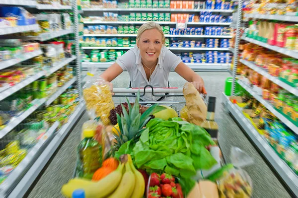 Femme avec panier dans le supermarché — Photo