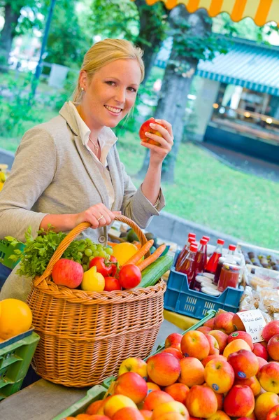 Mulher no mercado de frutas com cesta de compras — Fotografia de Stock