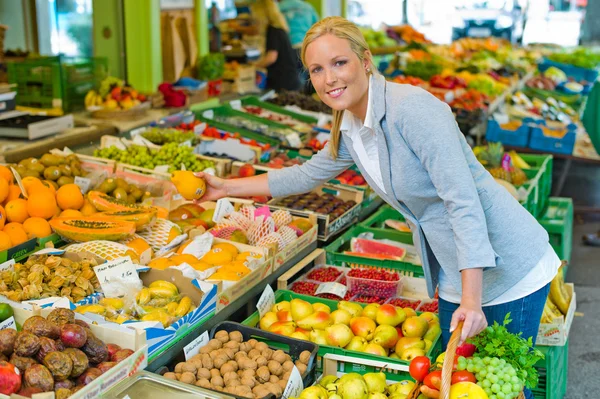 Alışveriş sepeti ile meyve pazarı kadına — Stok fotoğraf