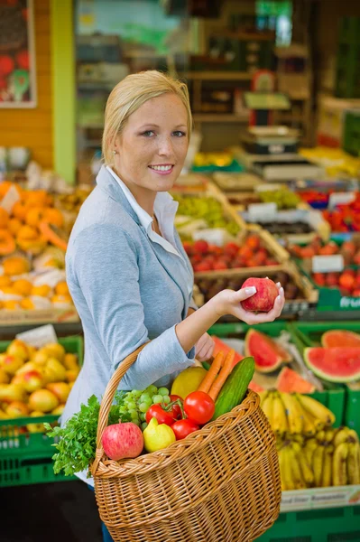 Mujer en el mercado de frutas con cesta de la compra — Foto de Stock
