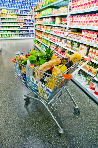Carrinho de compras em um supermercado — Fotografia de Stock