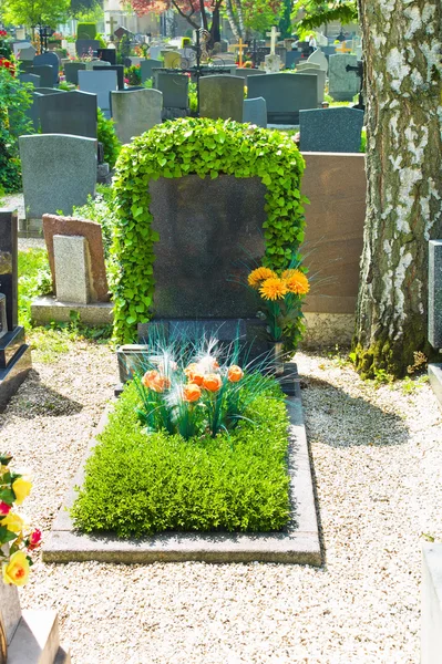 Steingrab auf einem Friedhof — Stockfoto
