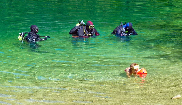 Mergulhadores em um lago — Fotografia de Stock