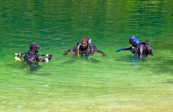 Divers in a lake — Stock Photo, Image