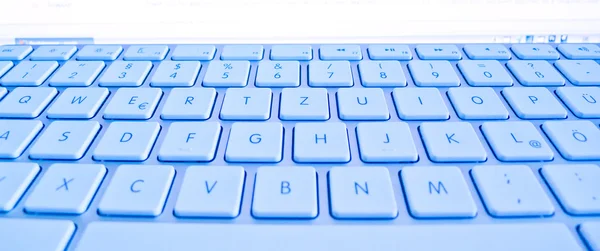 Клавиатура экрана компьютера спереди — стоковое фото