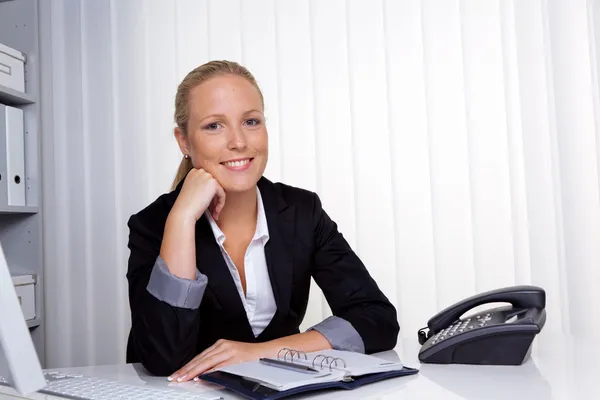 Sukces kobiety biznesu w biurze — Zdjęcie stockowe