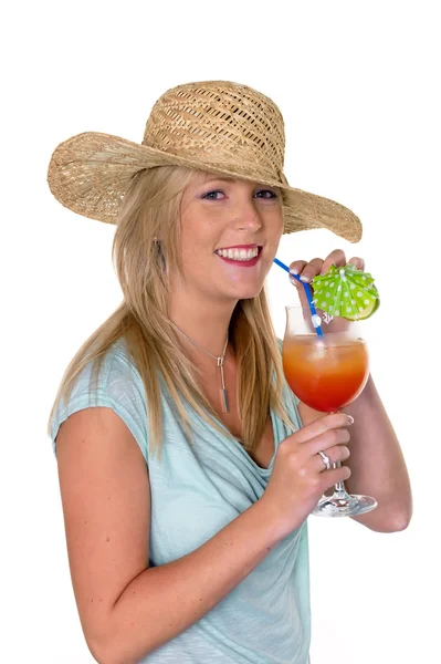 Женщина в коктейльной шляпе пьет — стоковое фото
