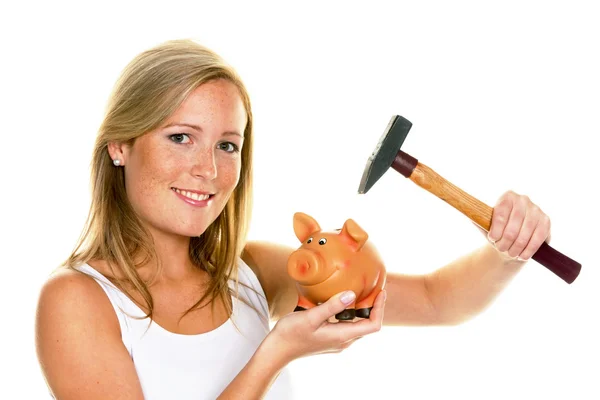 Jovem mulher mata seu porquinho banco — Fotografia de Stock