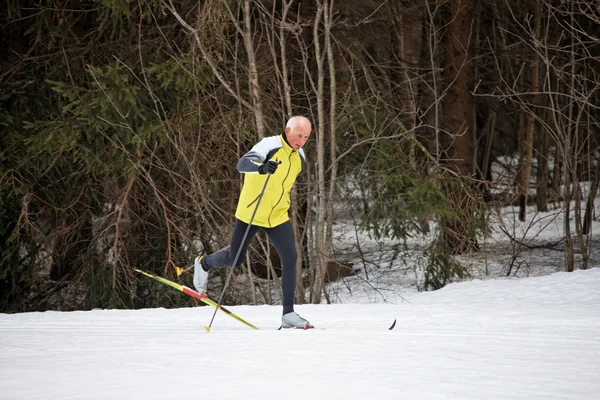 Starszy narciarstwa biegowego zimą — Zdjęcie stockowe