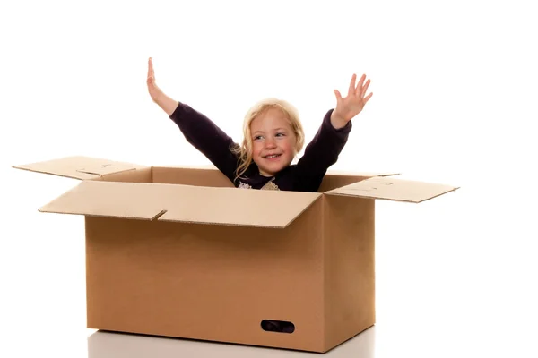 Child in moving box. is to move into ducts — Stock Photo, Image