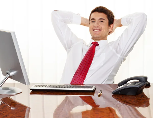 Framgångsrika chefer sitter vid skrivbord — Stockfoto