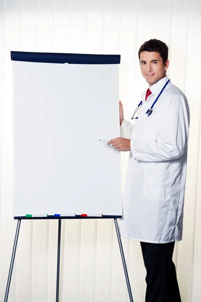 Medico di successo con un flip chart — Foto Stock