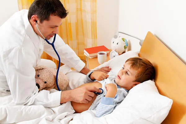Γιατρός κλήση σπίτι. εξετάζει το άρρωστο παιδί. — Φωτογραφία Αρχείου