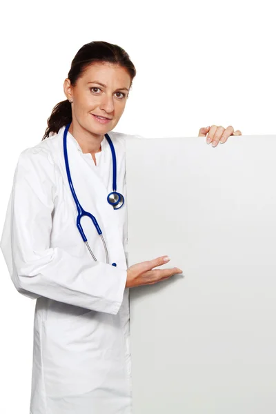 Jovem médico de sucesso com um cartaz em branco para nós — Fotografia de Stock