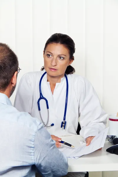 Arts praktijk met patiënten. gesprek — Stockfoto