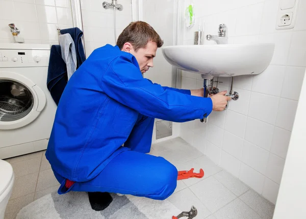 Reparaturen an Sanitäranlagen — Stockfoto
