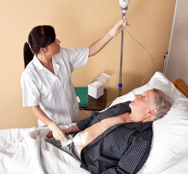 Infirmière donne un infusio à un patient — Photo