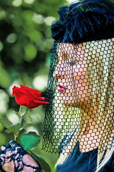 寡妇与面纱和玫瑰 — 图库照片