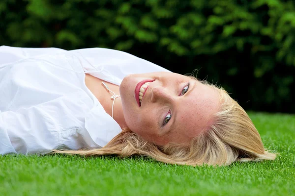 La mujer es relajarse en el prado — Foto de Stock