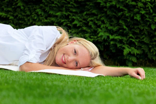 La mujer es relajarse en el prado — Foto de Stock