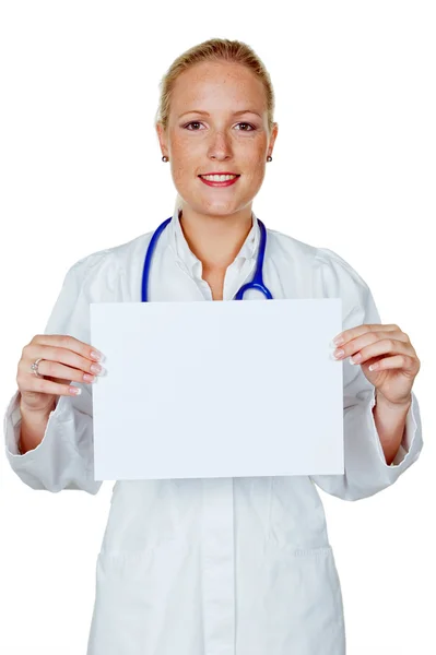 Arzt mit Stethoskop und Schild — Stockfoto
