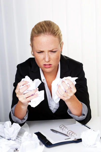 Žena v kanceláři se zmačkaným papírem — Stock fotografie