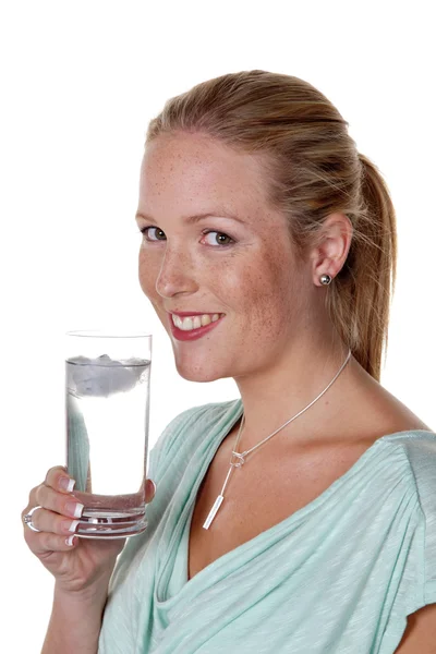 Egy nő ivott egy pohár vizet. — Stock Fotó