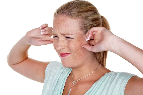 Mujer sosteniendo dedos en sus oídos — Foto de Stock