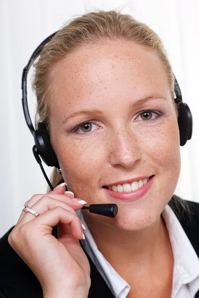 Vriendelijke vrouw met een headset in klantenservice — Stockfoto
