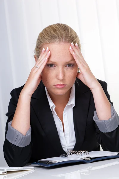 オフィスで片頭痛を持つ女性 — ストック写真