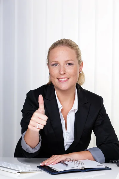 Successful young woman in an office — Stock Photo, Image