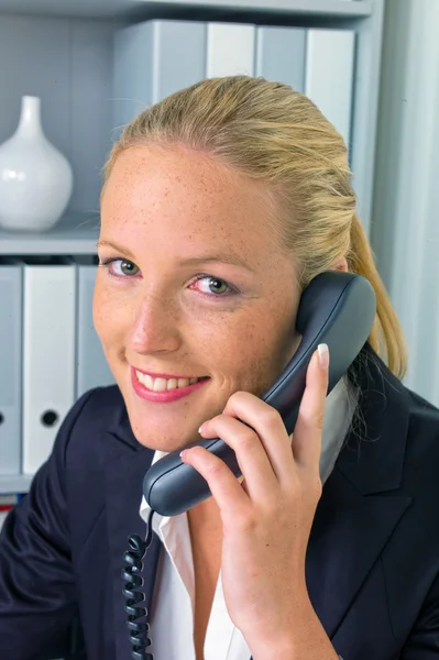Ofisinde telefonu olan bir kadın. — Stok fotoğraf