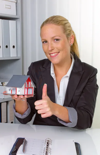 Real estate agent in her office — Stock Photo, Image