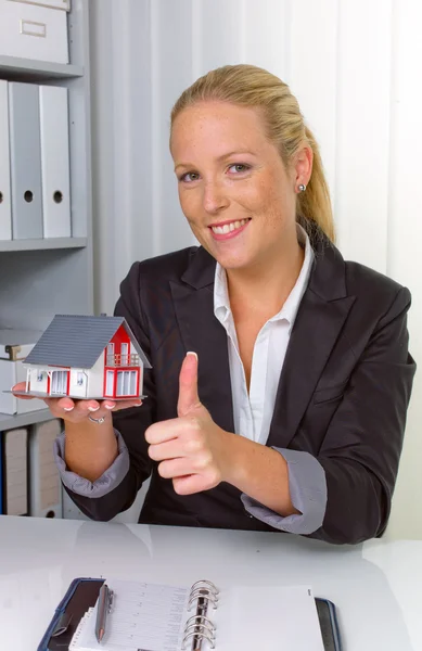 Immobilienmaklerin in ihrem Büro — Stockfoto