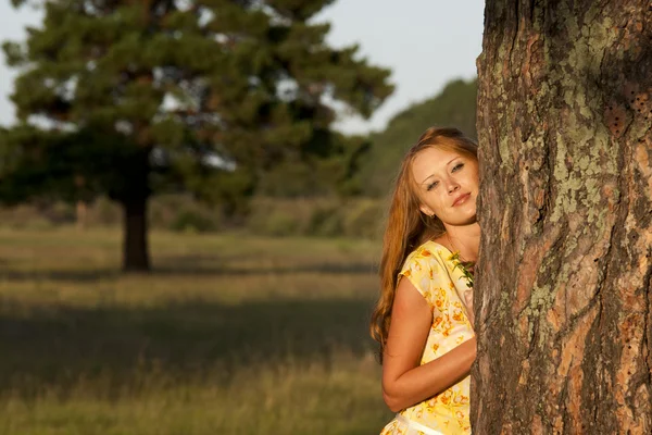 Dívku v lese — Stock fotografie