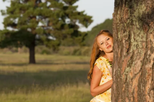 Het meisje in het bos — Stockfoto