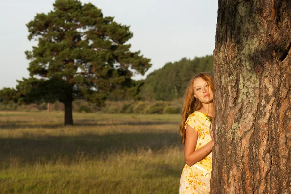 Flickan i skogen — Stockfoto