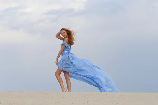 En flicka i blå klänning — Stockfoto